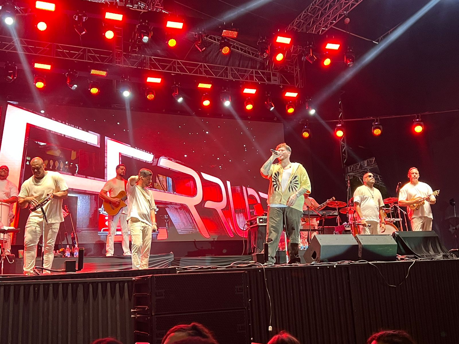 Ferrugem e Os Gilsons atraem multidão para a Ponte Estaida e celebram a música brasileira