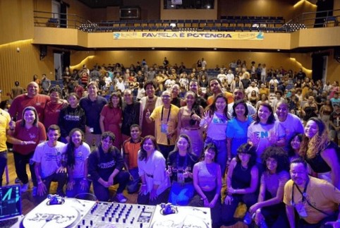 Estudantes da rede estadual na  Expo Favela Innovation em São Paulo