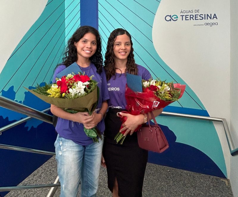 As estudantes Renata de Oliveira e Amanda da Silva