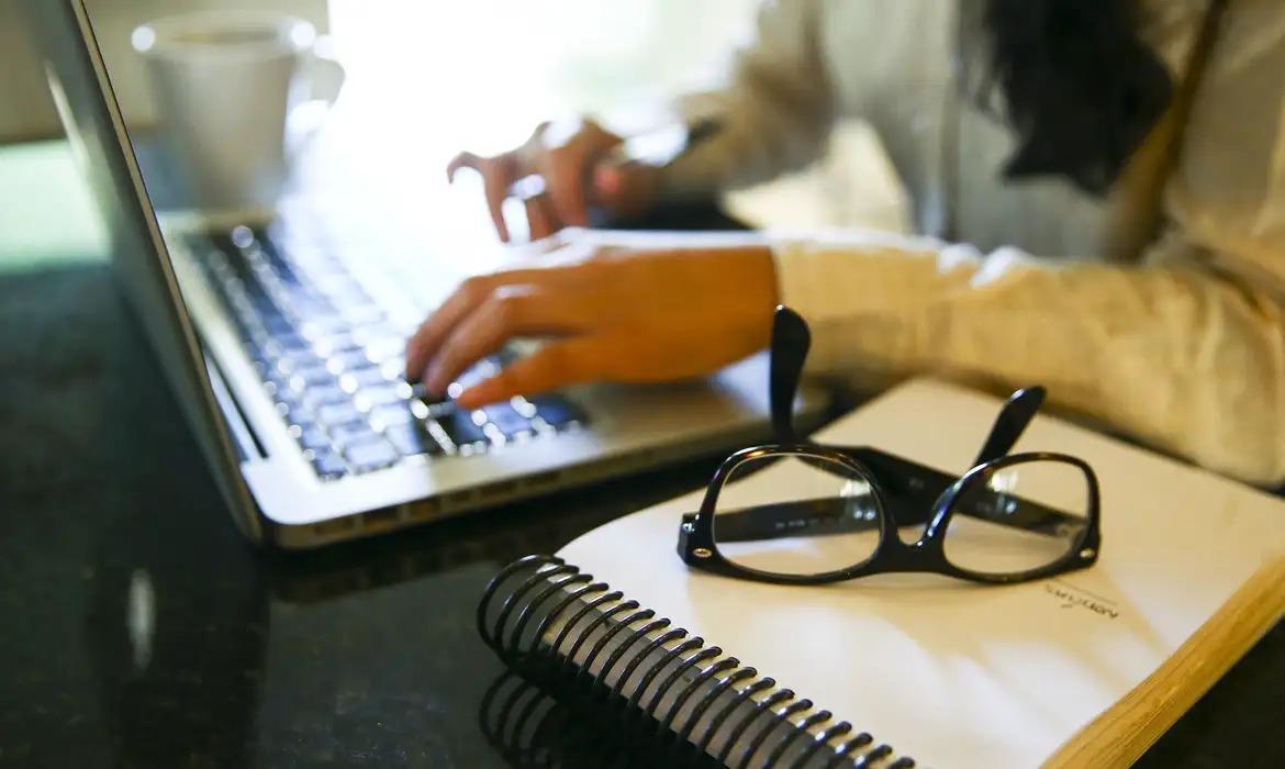 Pessoa usando o computador (imagem ilustrativa)