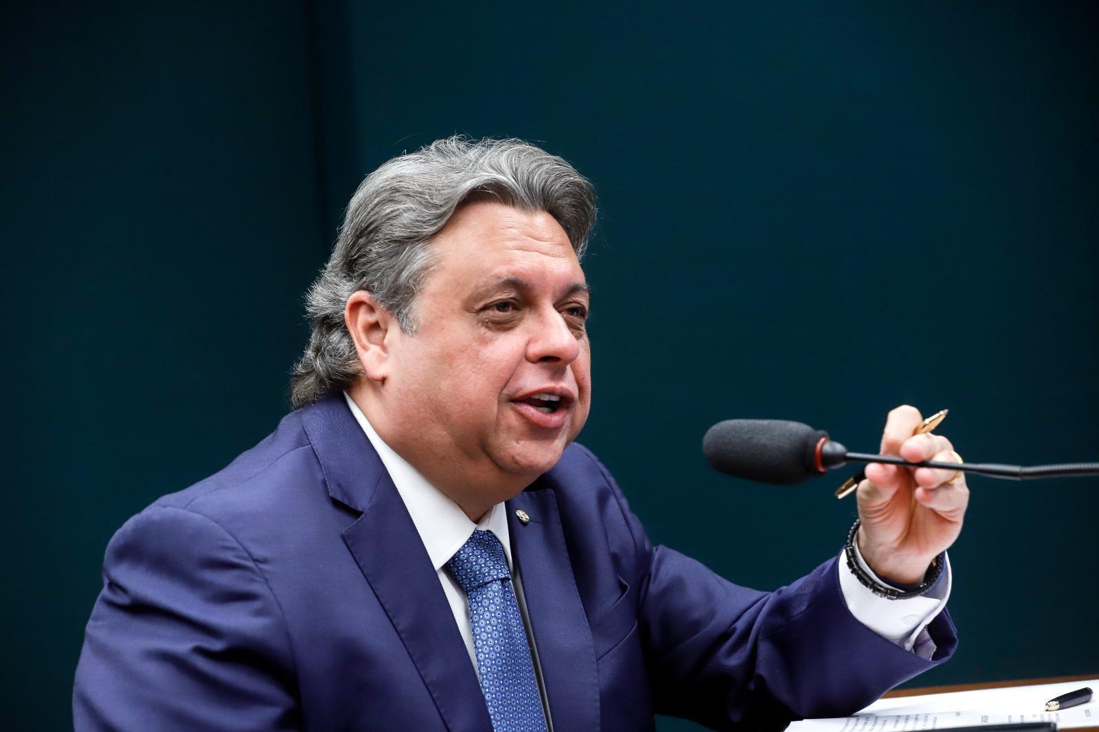 Deputado Júlio Arcoverde sofre acidente doméstico é internado na UTI em Teresina
