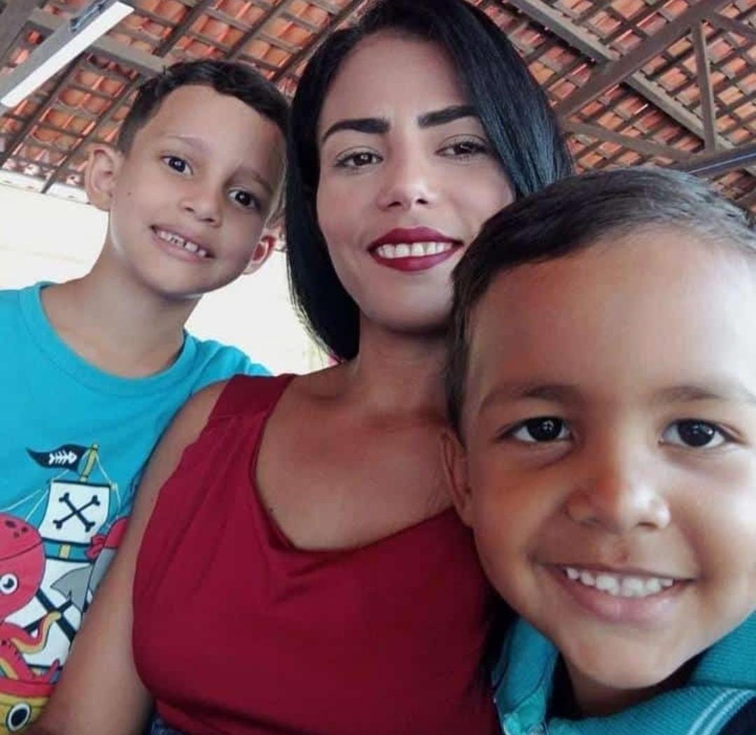 Jairane Moura da Silva, de 32 anos e grávida de dois meses, e seus filhos, Vinícius Emanuel Moura da Silva, de 6 anos, e João Gabriel Moura da Silva, de 4 anos