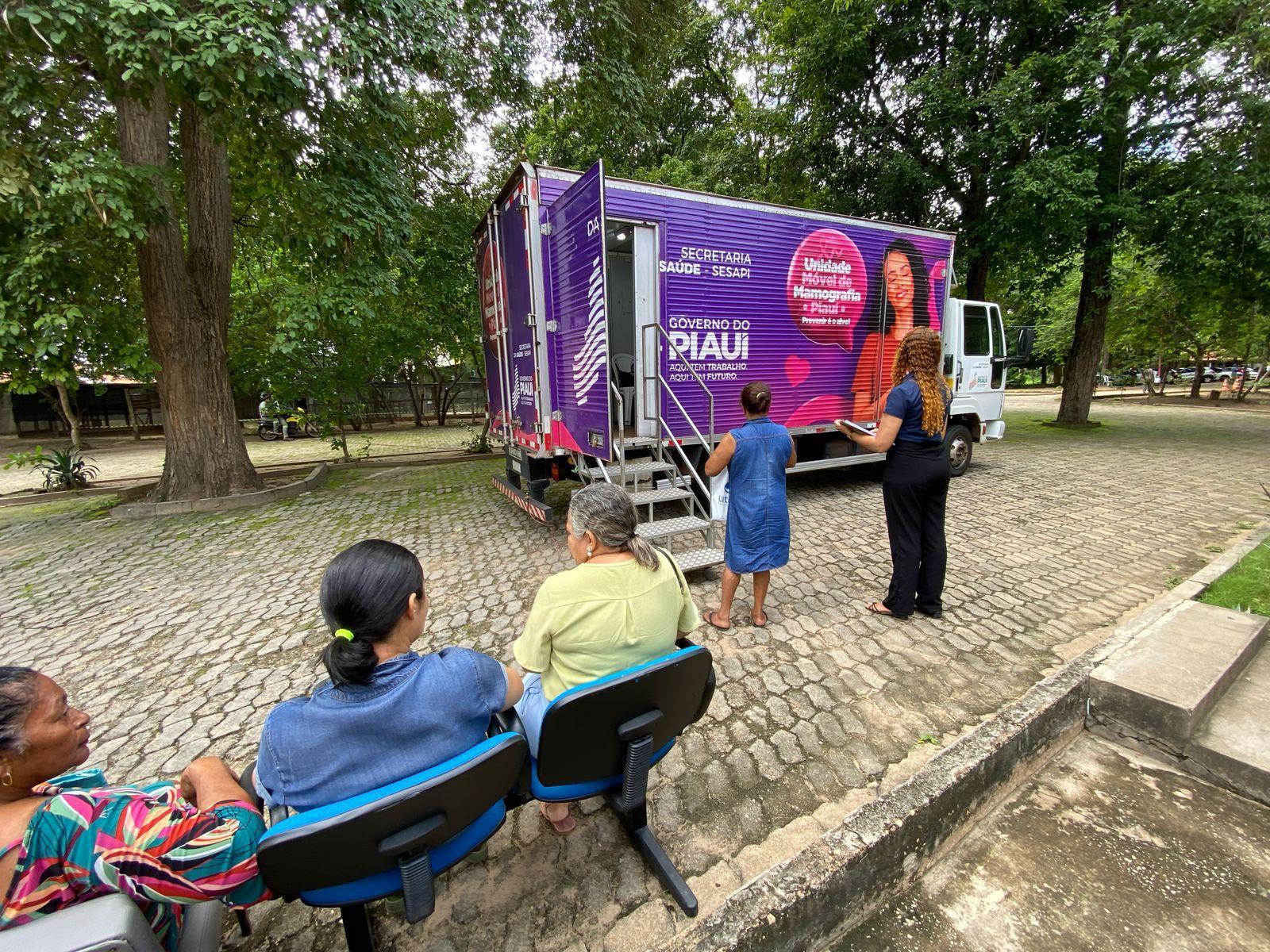 A Carreta da Mamografia oferece exames gratuitos de mamografia para mulheres