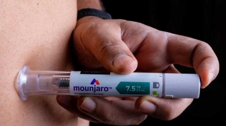 Pessoa aplicando Mounjaro, um medicamento injetável utilizado para o tratamento de diabetes tipo 2 em adultos