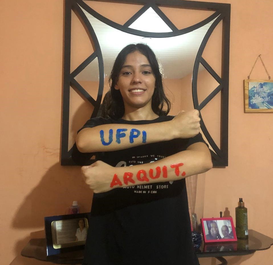 Ana Beatryz Aragão, primeira aluna surda do curso de Arquitetura da UFPI, enfrenta a falta de intérpretes de Libras