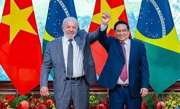 O presidente Lula e o primeiro-ministro do Vietnã, Pham Minh Chinh, celebram acordo comercial entre os dois países