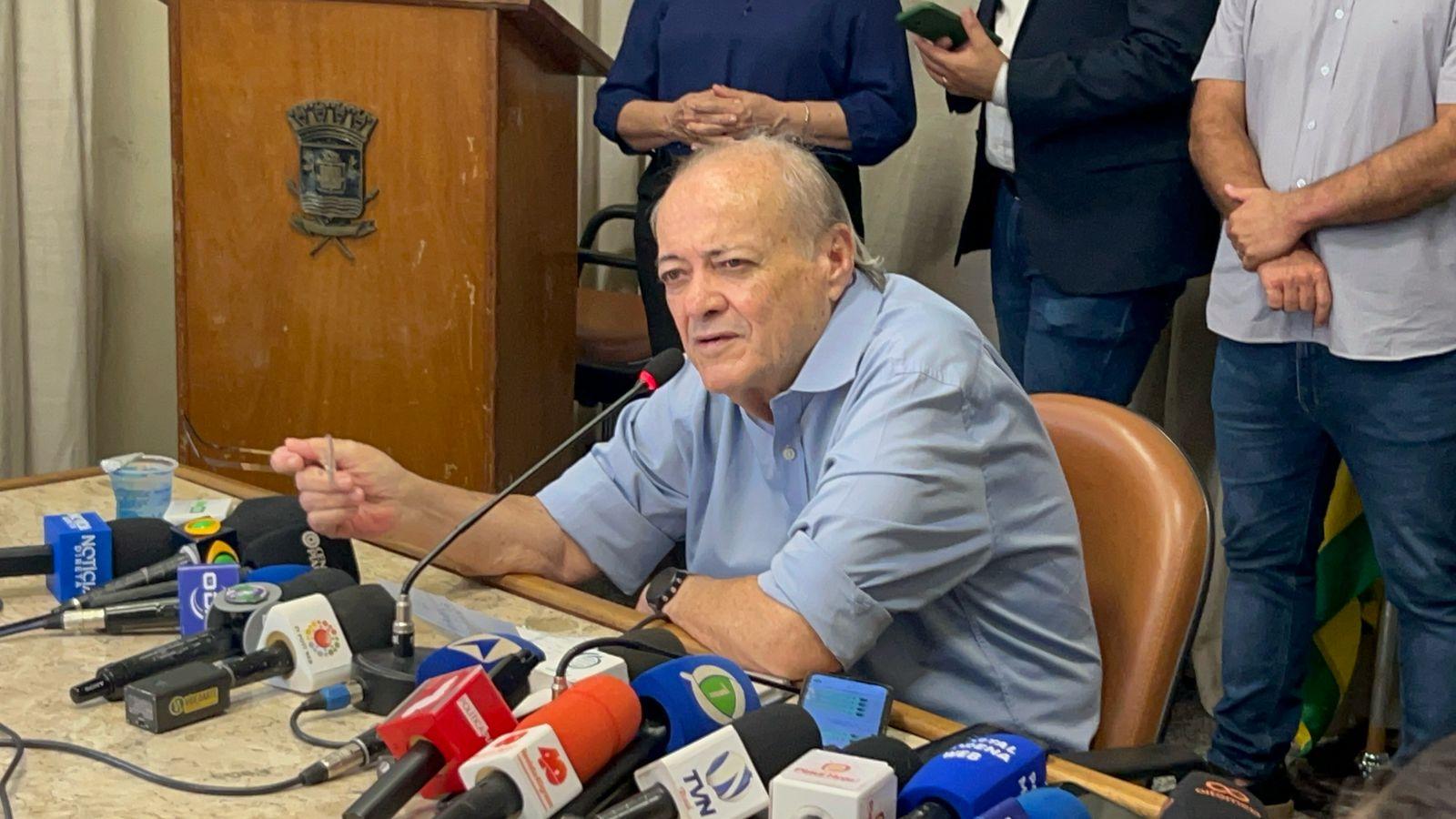 O prefeito Silvio Mendes durante coletiva de imprensa