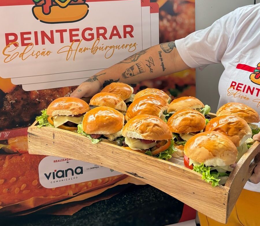 O projeto ‘Reintegrar’ realizou mais uma edição do curso de hambúrguer na Penitenciária Mista de Parnaíba – Juiz Fontes Ibiapina