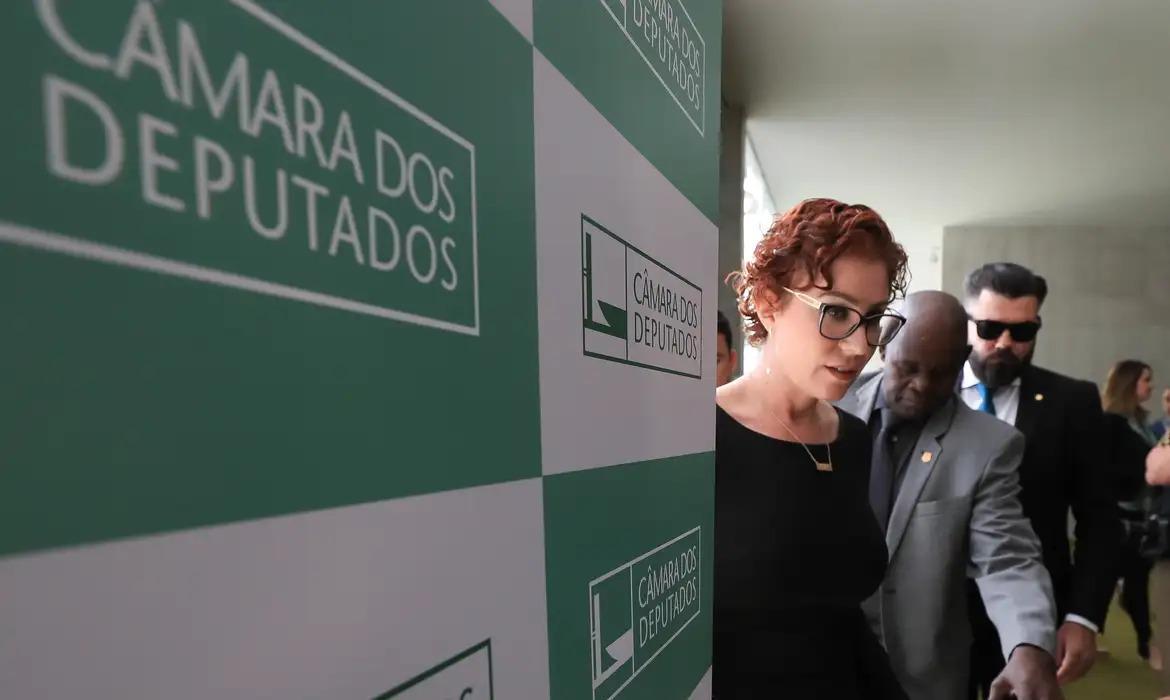 Antes de sair do Brasil, Carla Zambelli arrecadou R$ 285 mil via Pix para custear defesa e multas após ser condenada pelo STF