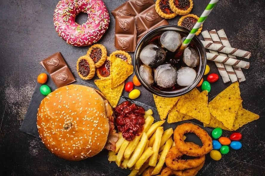 Alimentos ultraprocessados e ricos em açúcar