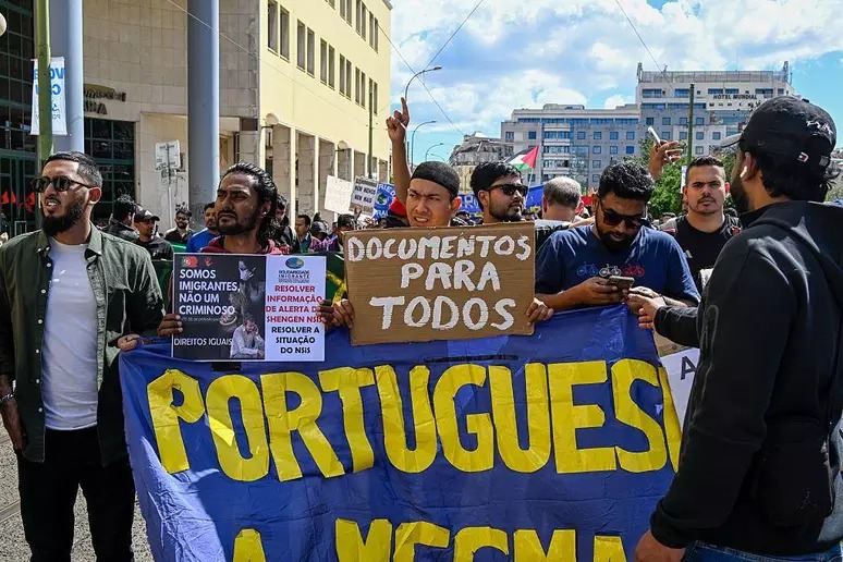 Imigrantes circulam em Lisboa após governo anunciar expulsão de estrangeiros irregulares