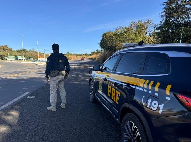 PRF encontra R$ 67 mil em carro na BR-343 em Floriano
