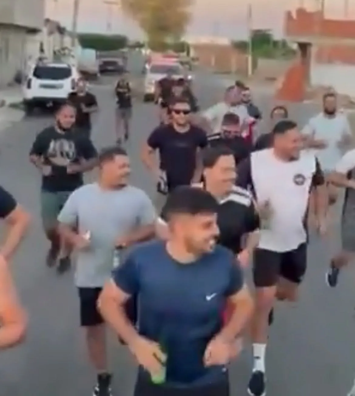 “Corrida da Gela” viraliza com cerveja no lugar de água e parada em bares; veja vídeo
