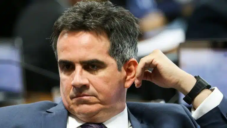 Mensagens interceptadas citam senador em conversas com investigados por esquema bilionário no setor de combustíveis.