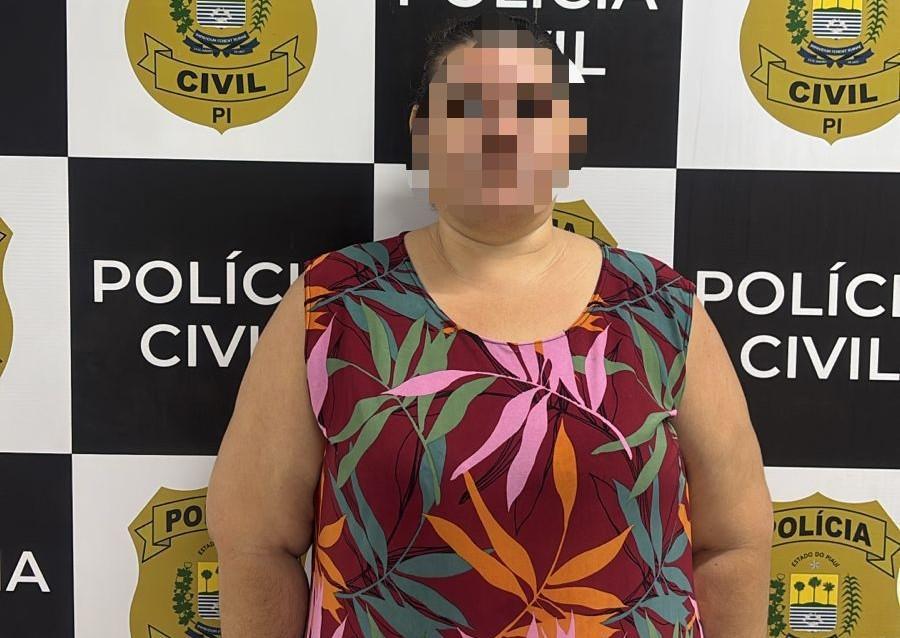 Mulher suspeita de se passar por advogada foi presa durante operação no Centro de Teresina.