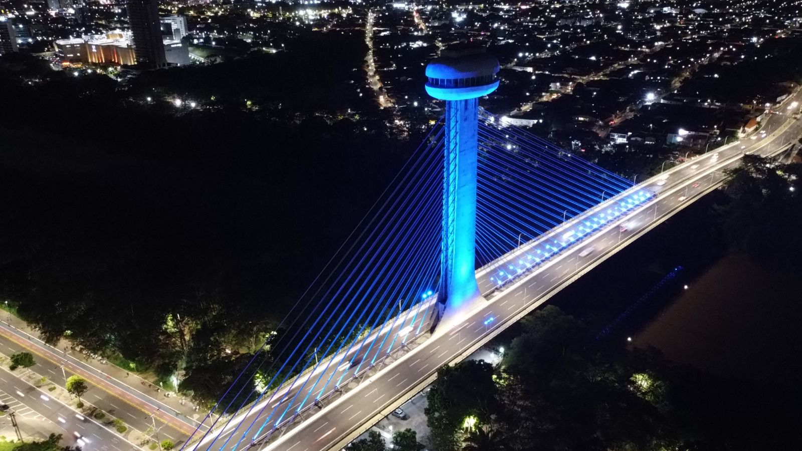 Ponte Estaiada ganha iluminação azul em homenagem aos policiais mortos em serviço