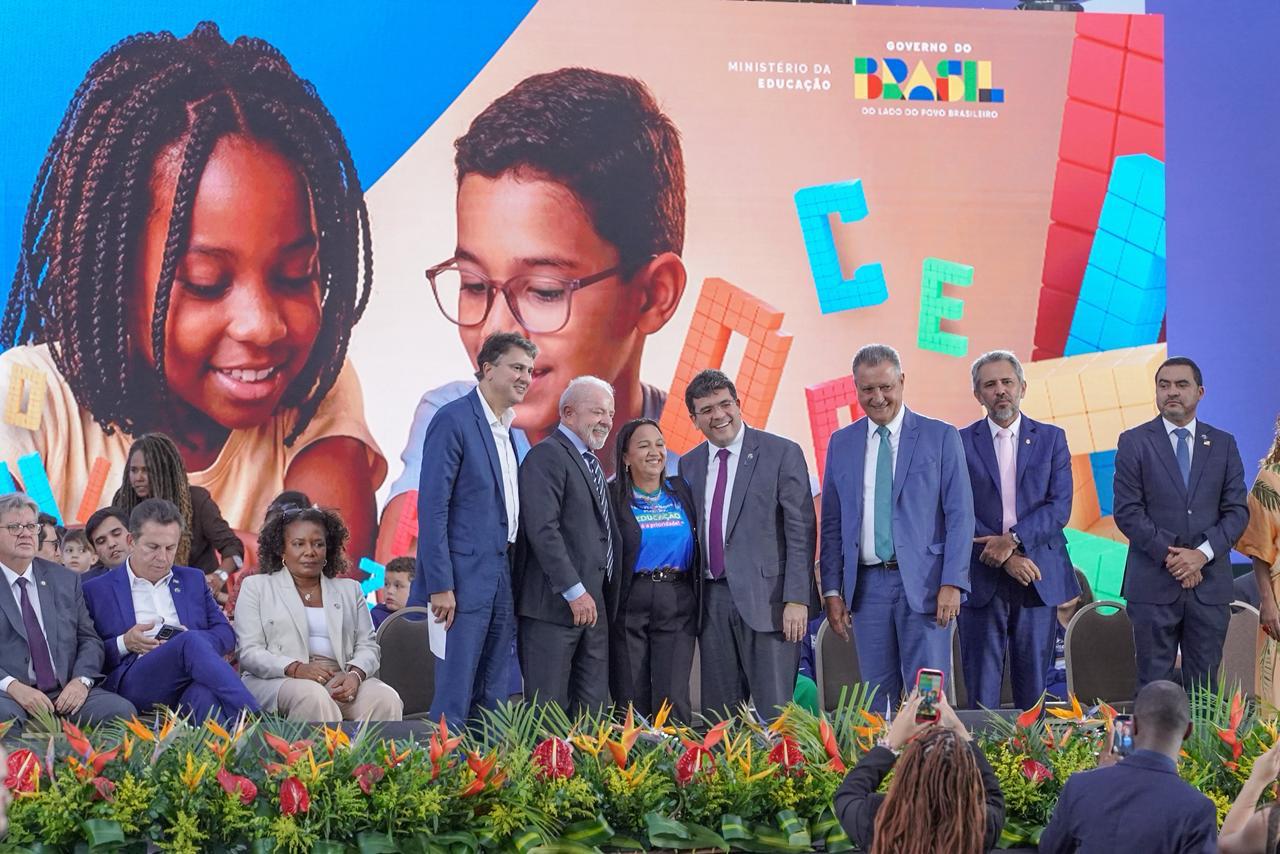 Lula entrega Selo Ouro a Rafael Fonteles; Piauí atinge 77% de alfabetização na idade certa