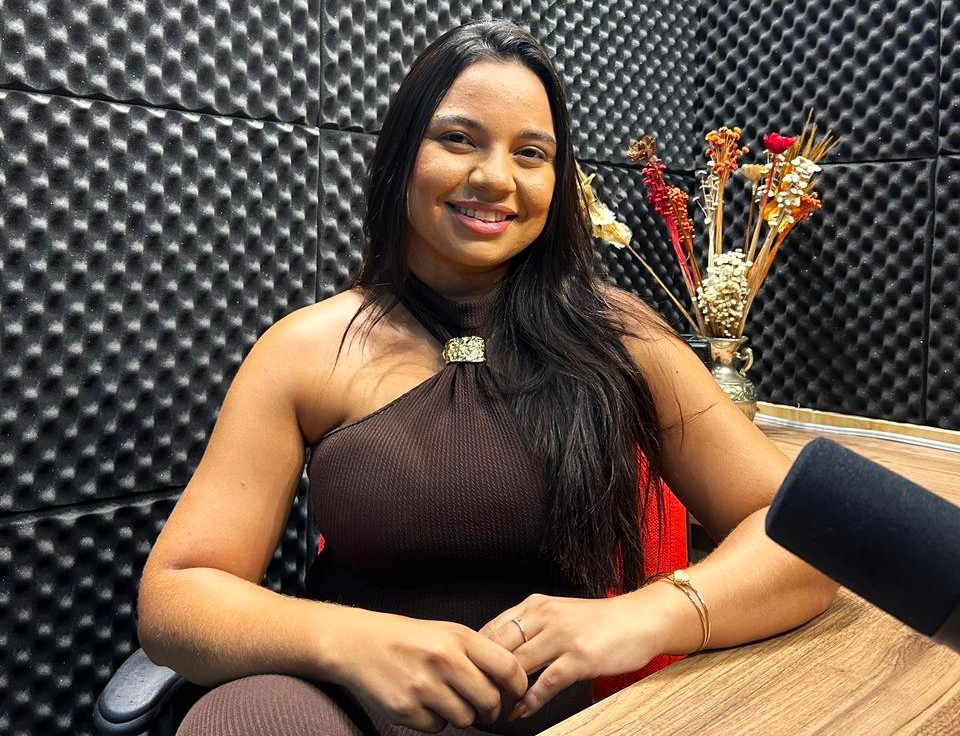 Vice-prefeita Maria Clara Alves fala sobre trajetória política, maternidade e representatividade feminina em entrevista ao Podcast Mulher Mais.