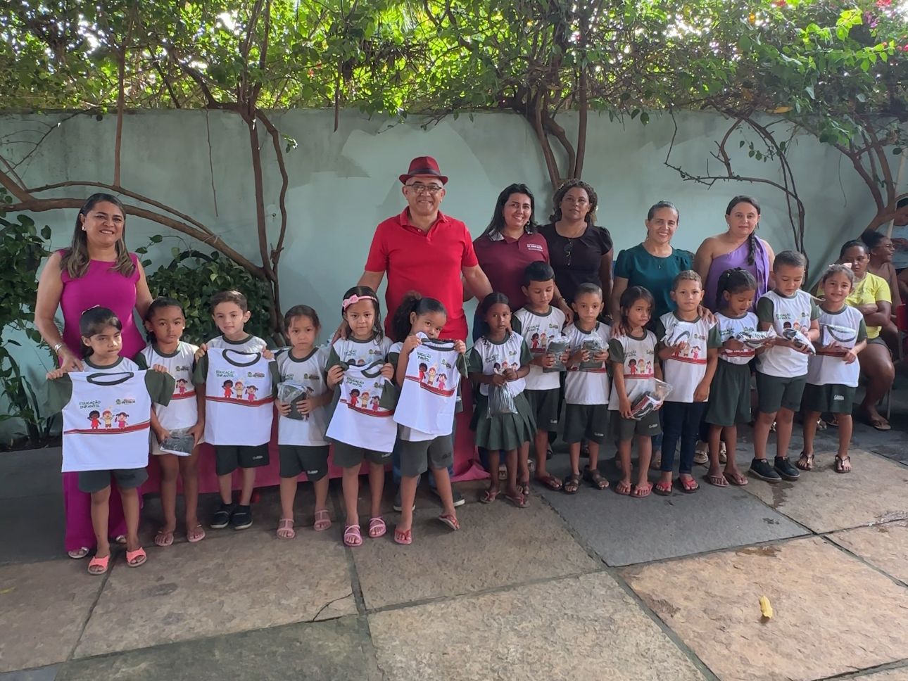 Prefeitura de São João do Arraial entrega fardamento escolar e fortalece economia local