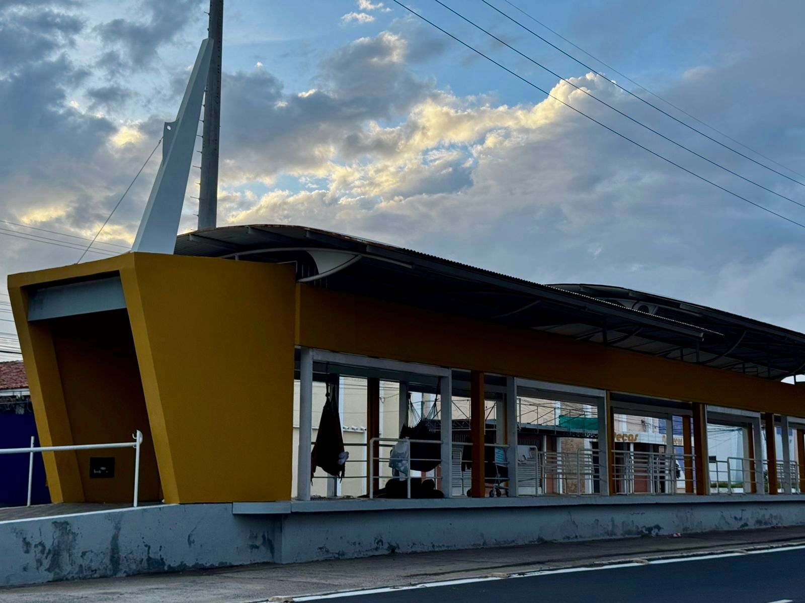 Estação de passageiros na avenida Barão de Gurgueia está servindo de dormitório para pessoas em situação de rua