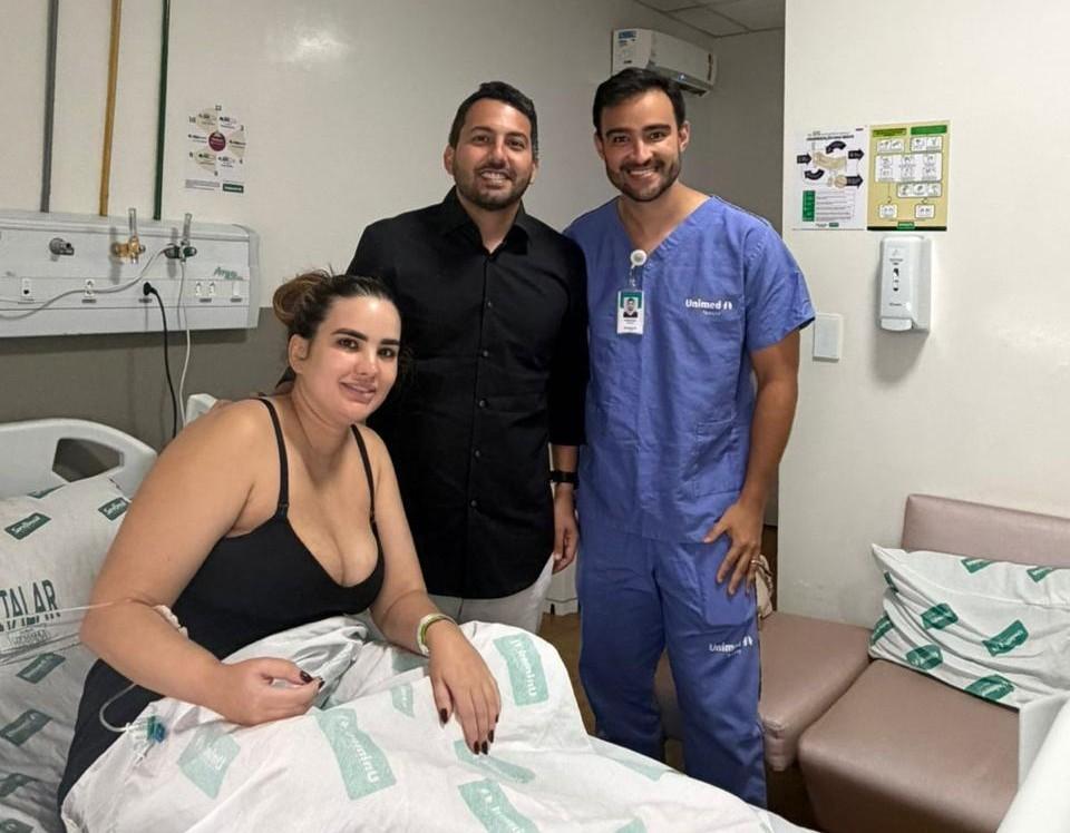 Médico Vinicius Dias visita Bárbara do Firmino durante internação após cirurgia de apendicite