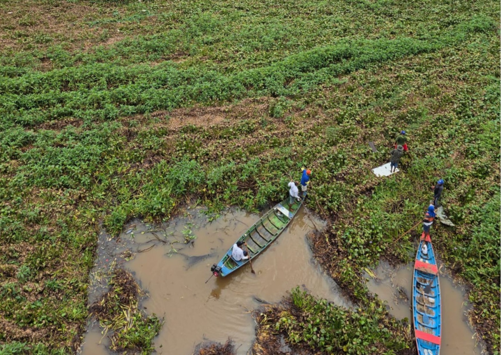 Pescadores e artistas se reúnem em concerto flutuante para denunciar poluição no rio Poti