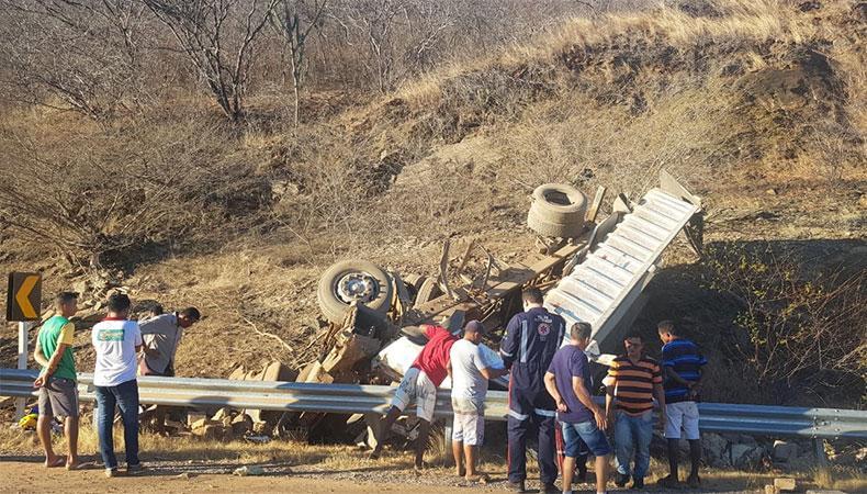 Caminhão carregado de pedras tomba e mata cinco pessoas