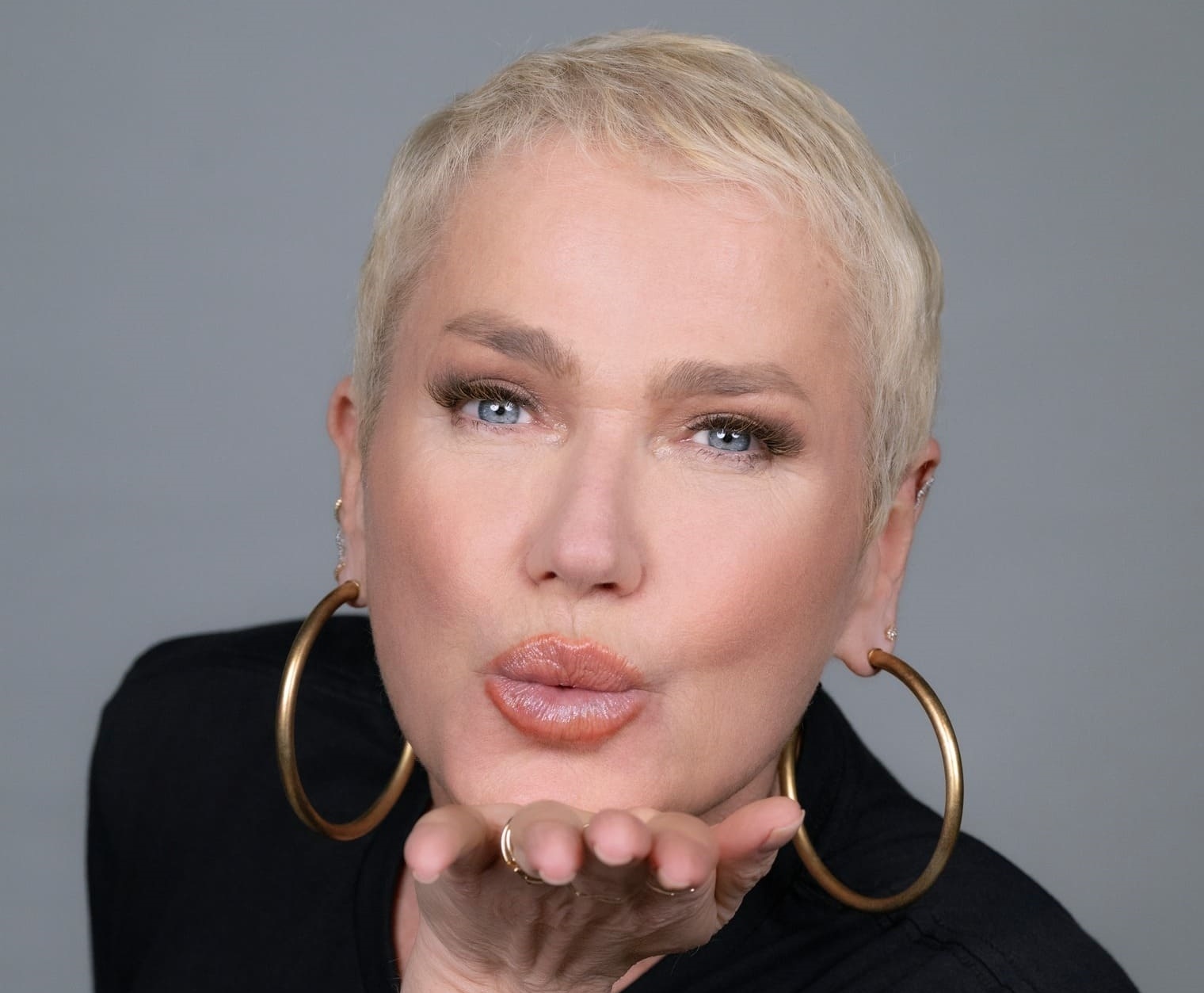 Xuxa rebate boatos de pacto satânico e afirma que sempre transmitiu mensagens positivas