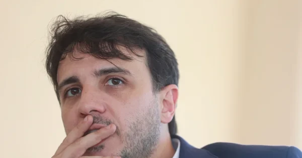 Vídeo: Renan Santos diz que Globo está trabalhando para o “bandido” Flávio Bolsonaro