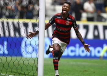 Flamengo vence o Atlético Mineiro por 4 a 2 e segue na liderança do Brasileirão