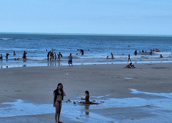 Turistas lotam praias do Piauí, mas reclamam dos preços altos nos bares e restaurantes