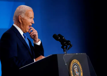 Joe Biden dá coletiva de imprensa e continua firme sobre sua candidatura