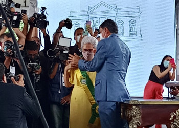 Wellington Dias passa faixa do Governo do Piauí para Regina Sousa