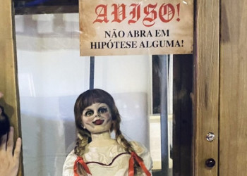 Boneca Annabelle usada nos filmes fica destruída em incêndio no Rio de Janeiro