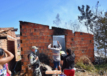 Casa pega fogo e causa morte de jovem deficiente em Alegrete do Piauí