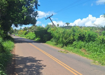 Poste de energia corre risco de cair sobre moradores em estrada da zona rural de Teresina