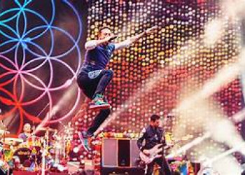 Homem surdo fica encantado em show da banda Coldplay graças à inclusão
