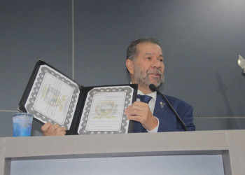 Ministro da Previdência Carlos Lupi recebe título de cidadania teresinense na Câmara