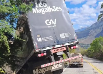 Motorista da equipe de Léo Magalhães perde controle e capota caminhão na Bahia