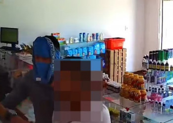 Assaltante usa cueca para cobrir o rosto durante arrastão em farmácia