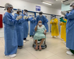 Idosa de 91 anos vence luta contra Covid-19 e deixa hospital sob palmas de equipe médica