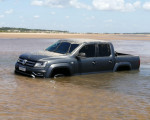 Populares encontram carro de luxo 