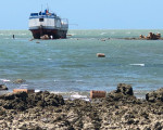 Embarcação encalha em praia do litoral do Piauí com carga de cigarro contrabandeada
