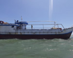 Embarcação encalha em praia do litoral do Piauí com carga de cigarro contrabandeada
