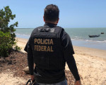 Embarcação encalha em praia do litoral do Piauí com carga de cigarro contrabandeada