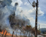 Fio de alta tensão se rompe, deixa moradores sem energia e causa incêndio na zona Leste