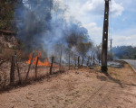 Fio de alta tensão se rompe, deixa moradores sem energia e causa incêndio na zona Leste