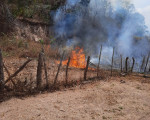 Fio de alta tensão se rompe, deixa moradores sem energia e causa incêndio na zona Leste