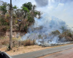 Fio de alta tensão se rompe, deixa moradores sem energia e causa incêndio na zona Leste