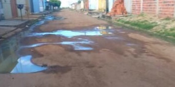 Ruas esburacadas impedem transporte público no Jacinta Andrade
